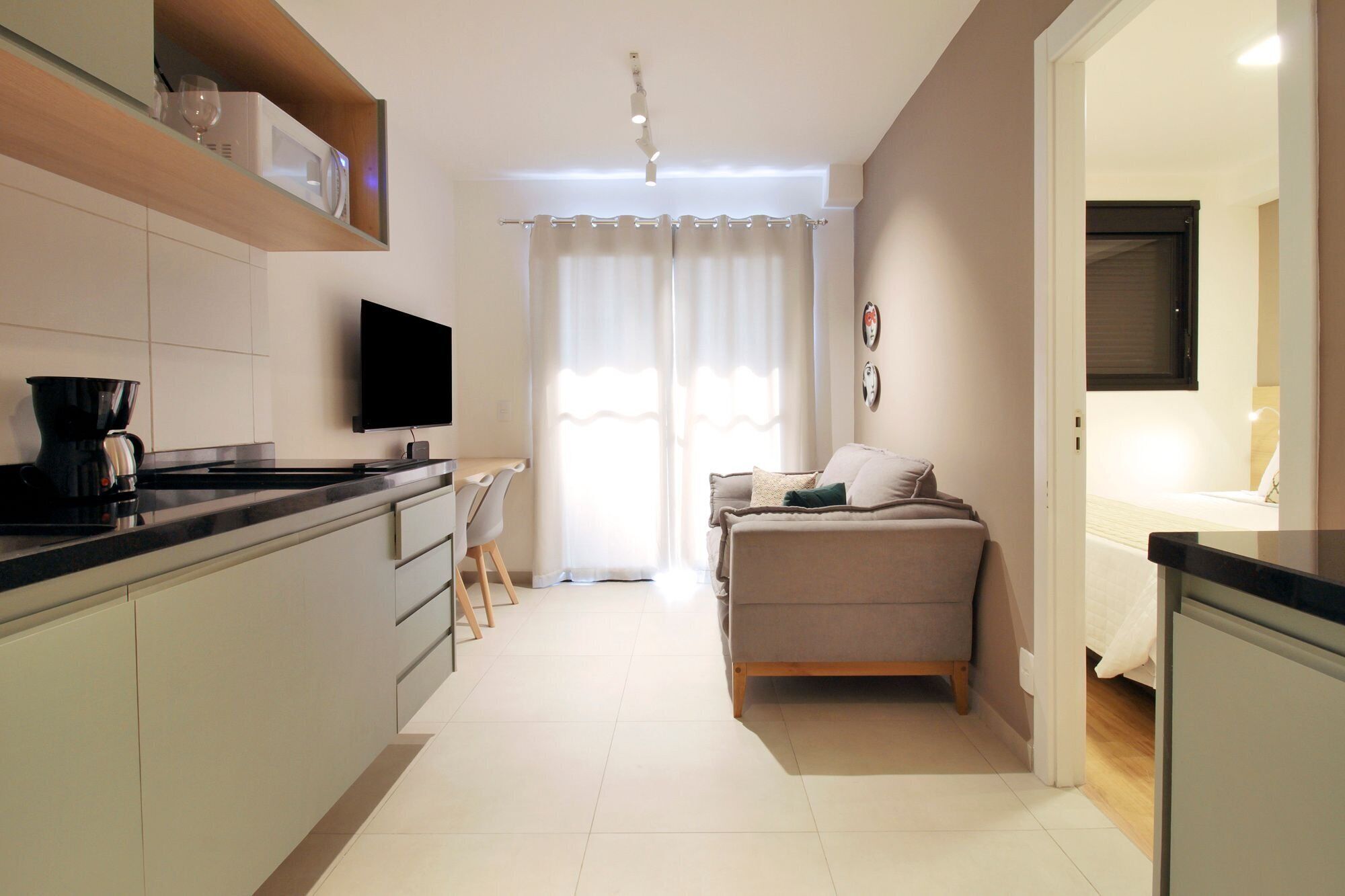 Comfort appartement | Een laptopwerkplek, verduisterende gordijnen