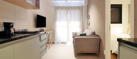 Leilighet – comfort | Skrivebord for bærbar PC, blendingsgardiner og strykejern/-brett