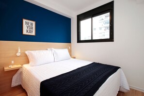 Skrivebord for bærbar PC, blendingsgardiner og strykejern/-brett