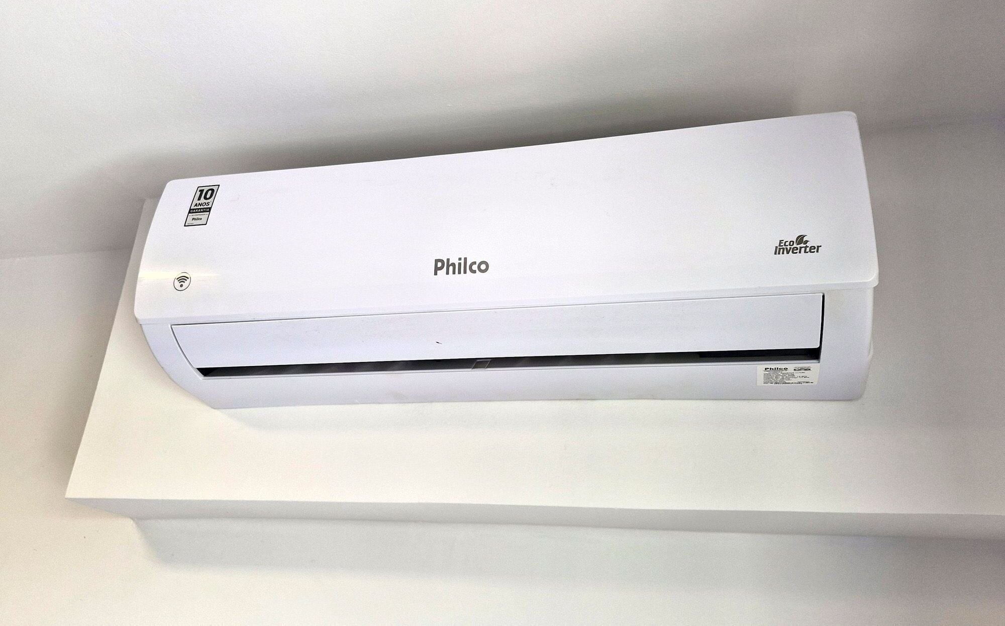 A white Philco air conditioner with an Eco Inverter label, placed on a white surface.