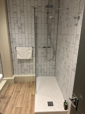 Habitación doble superior, baño en la habitación | Baño