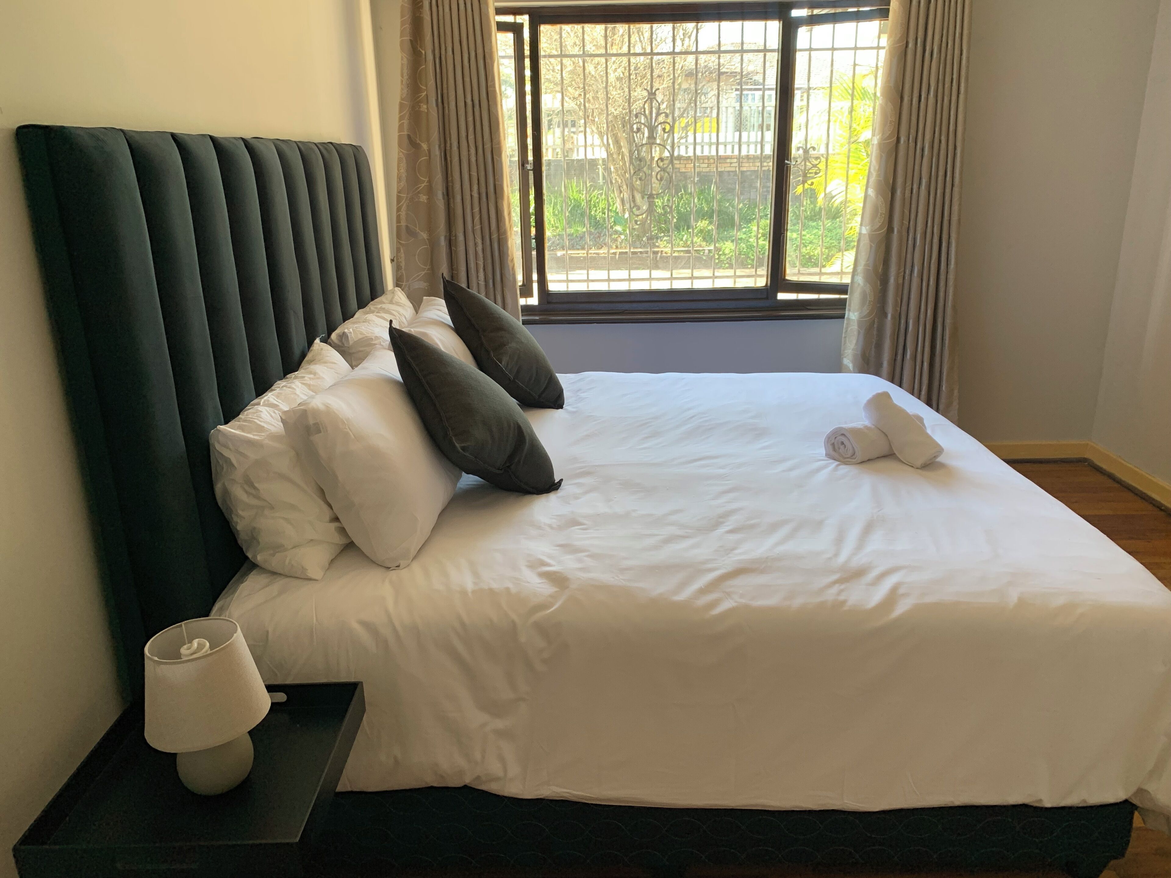 3 habitaciones, tabla de planchar con plancha, wifi y ropa de cama 