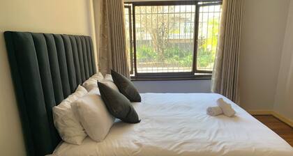 Welcome to Palm Haven on Sarnia, your urban retreat in the heart of Bellair.