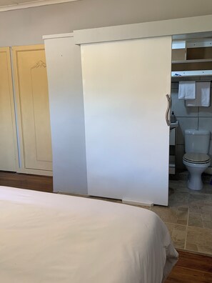 3 bedrooms, iron/ironing board, WiFi, bed sheets - Suburban 3 bedroom family house in Durban. Drivable distance to activities! (Durban)