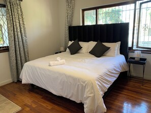 3 bedrooms, iron/ironing board, internet, bed sheets