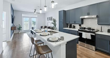 G47 Cozy & Stylish 1BD Near Stockyards, Resort Style Amenities, Golf Sim