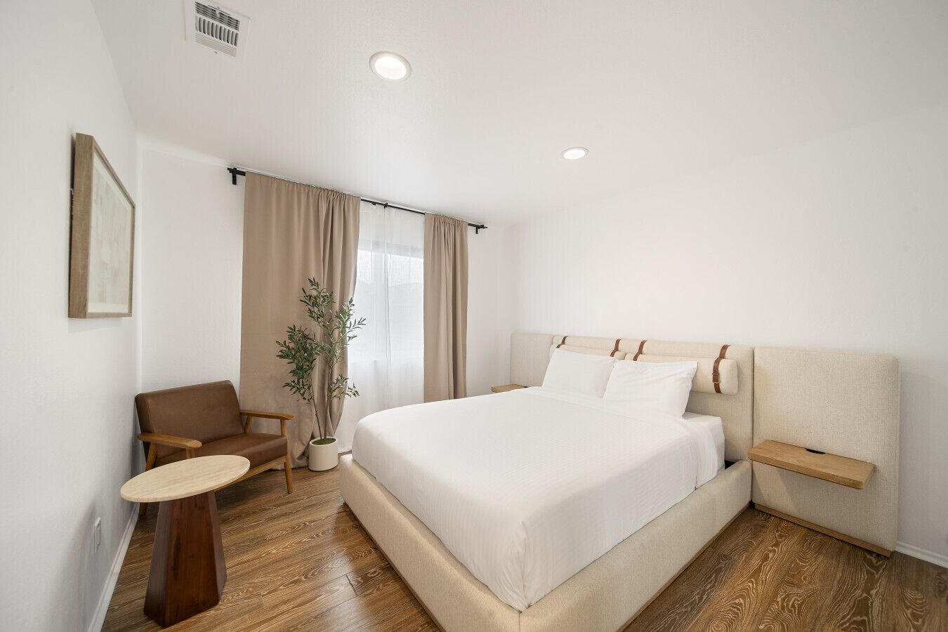 3 bedrooms, desk, iron/ironing board, travel crib