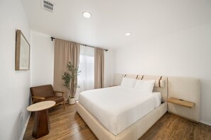 3 bedrooms, desk, iron/ironing board, travel cot - Bay Breeze Hideaway Near Manhattan and Redondo Beach (Lawndale)