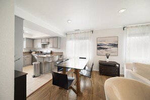 Dining - Bay Breeze Hideaway Near Manhattan and Redondo Beach (Lawndale)