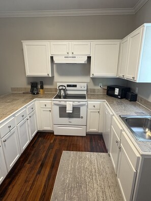 冷蔵庫、電子レンジ、オーブン、コンロ