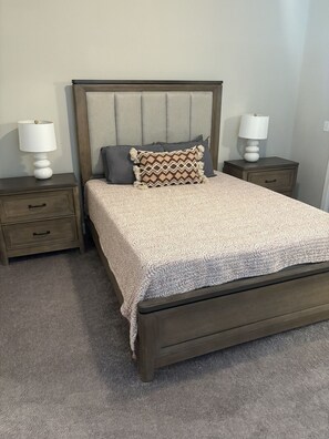 2 室のベッドルーム、アイロン / アイロン台、WiFi (無料)、ベッドシーツ