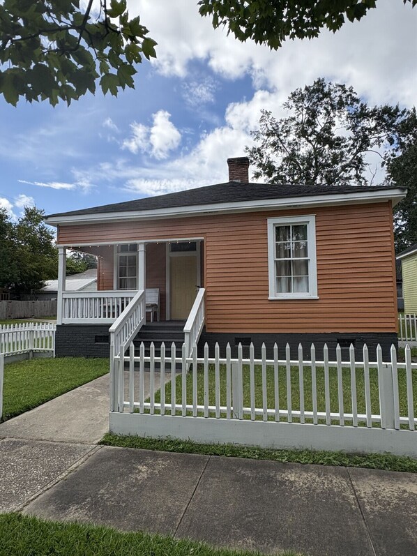 Exterior - Oak Bungalow in Midtown (Columbus)