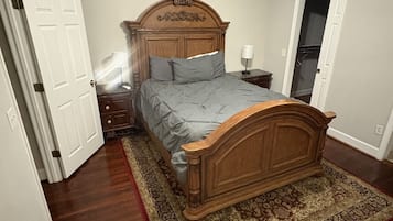 Tabla de planchar con plancha, wifi gratis y ropa de cama