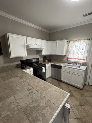 Microwave, oven, stovetop, dishwasher - Oak Bungalow in Midtown (Columbus)