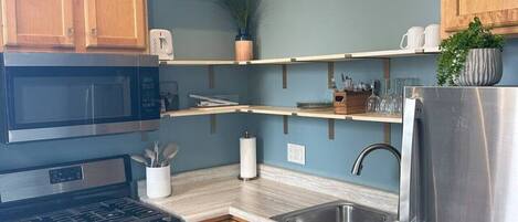 Réfrigérateur, four à micro-ondes, un four, surface de cuisson