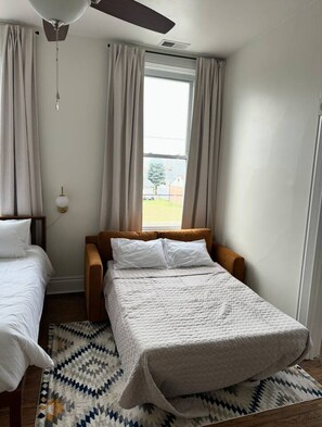 Escritorio, tabla de planchar con plancha, wifi gratis y ropa de cama 