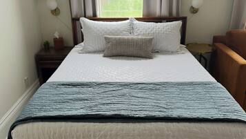 Escritorio, tabla de planchar con plancha, wifi gratis y ropa de cama