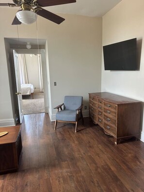 2 bedrooms, desk, iron/ironing board, free WiFi - Boutique Two Bedroom Apartment (La Porte)