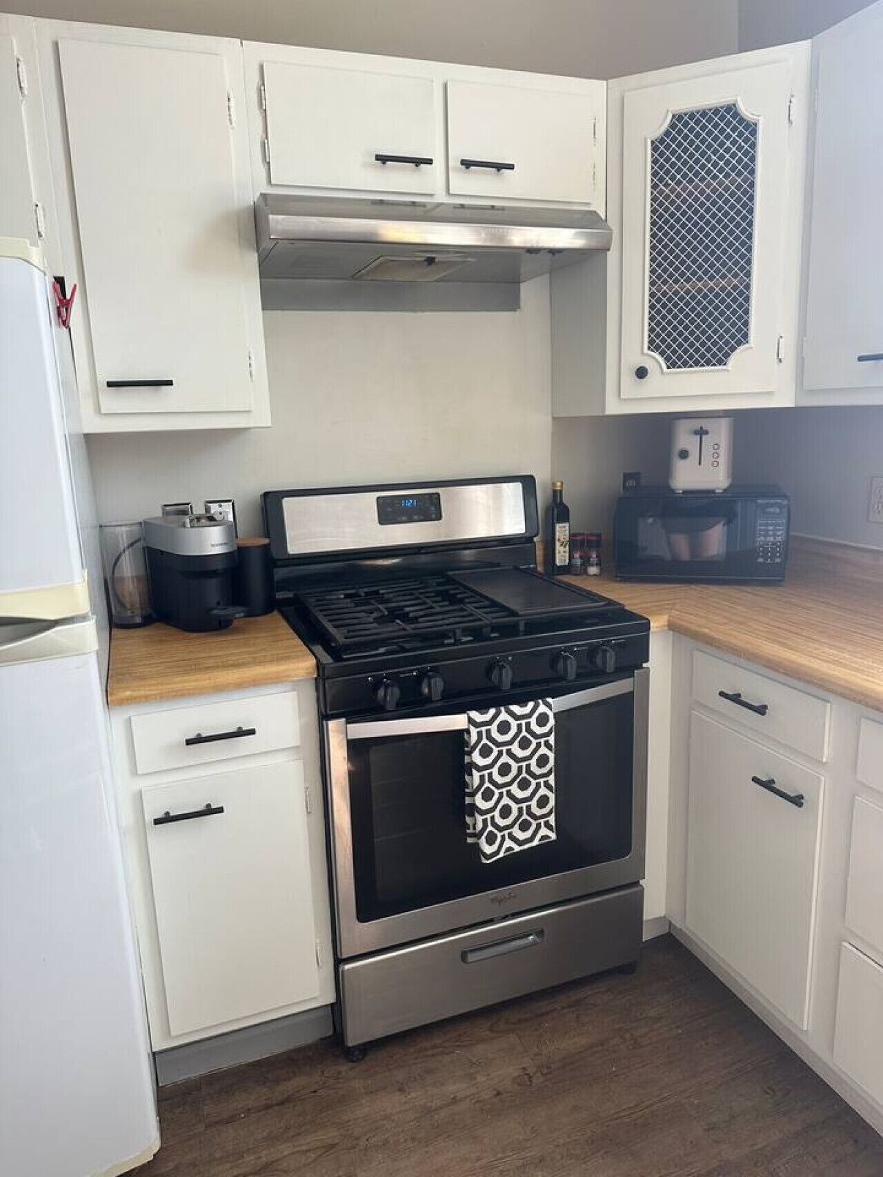 Refrigerador, microondas, horno y parrilla de estufa 