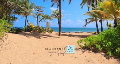 Charming Beachfront Retreat - Wake Up to Waves - 2 BD Apt with AC at Río Grande