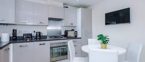 Réfrigérateur, micro-ondes, four, plaque de cuisson