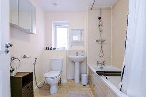 Toallas, jabón, shampoo, papel de baño 