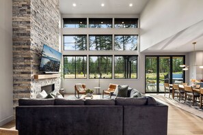 Smart-TV, Kamin, Videospiele, Tischfußball