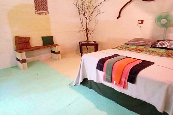 Habitación doble estándar, patio, vista al océano | Escritorio y espacio para trabajar con laptop 