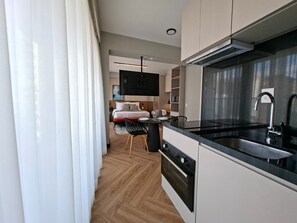 Studio Premium | Cuisine privée | Réfrigérateur, micro-ondes, plaque de cuisson, machine à expresso