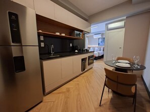 Studio, ban công | Bếp riêng | Tủ lạnh, lò vi sóng, bếp nấu, dụng cụ pha espresso 