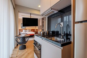 Premium Studio | Private kitchen | Fridge, microwave, stovetop, espresso maker - Roomo Transamerica SP Faria Lima (São Paulo)