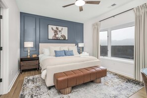 3 chambres, bureau, fer et planche à repasser, lit de bébé portatif