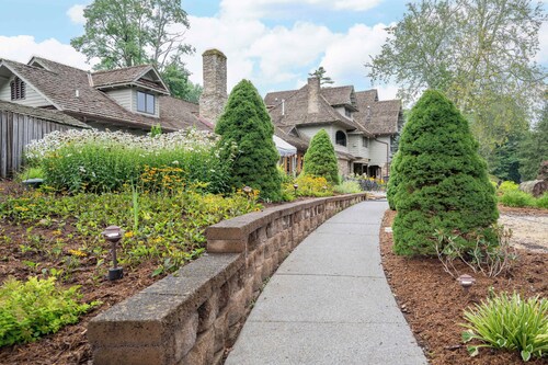 Lux and Modern 3BR/3BA Chetola Resort Condo w/ Pool Sauna Hot Tub