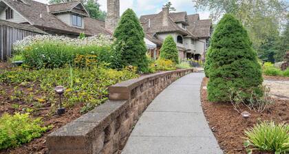 Lux and Modern 3BR/3BA Chetola Resort Condo w/ Pool Sauna Hot Tub