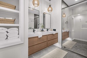 Douche, séchoir à cheveux, serviettes fournies