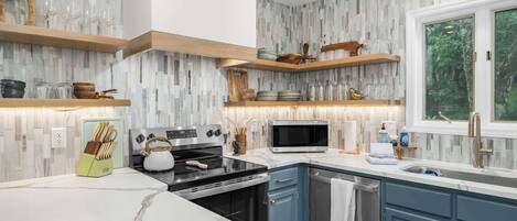 Réfrigérateur, four à micro-ondes, un four, surface de cuisson