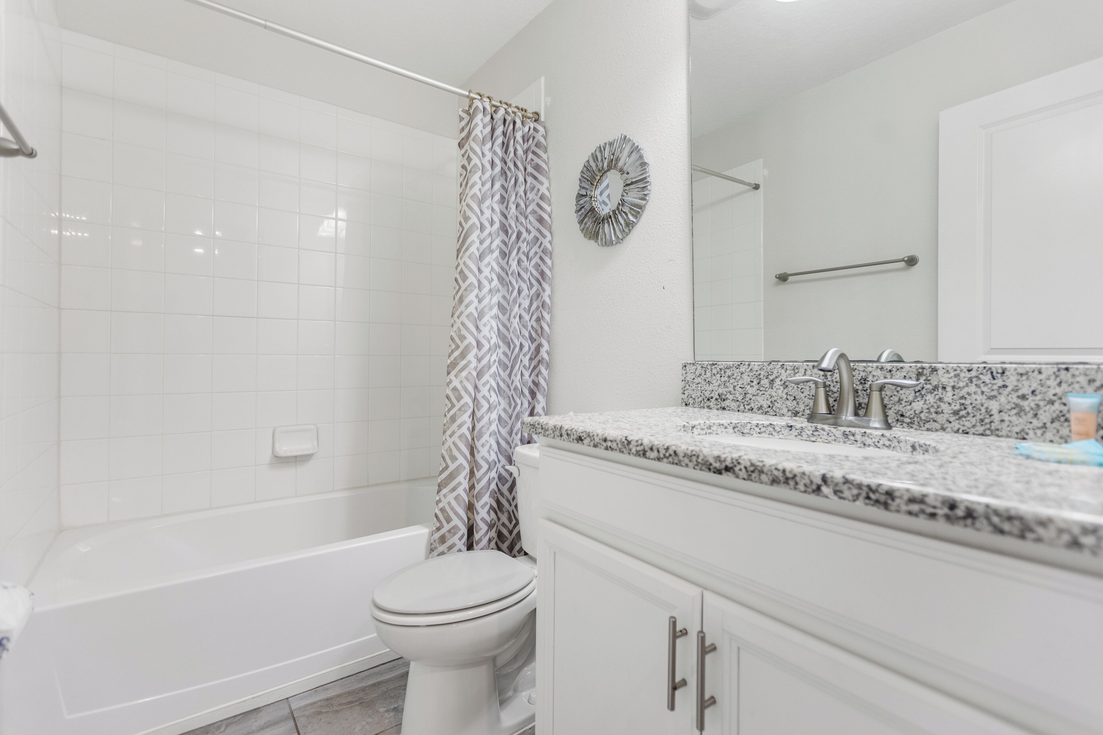 Un baño moderno con ducha, inodoro y tocador.