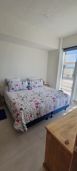 2 bedrooms, iron/ironing board, internet, bed sheets