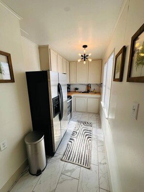 ثلاجة، ميكروويف، فرن، موقد طهي مسطح