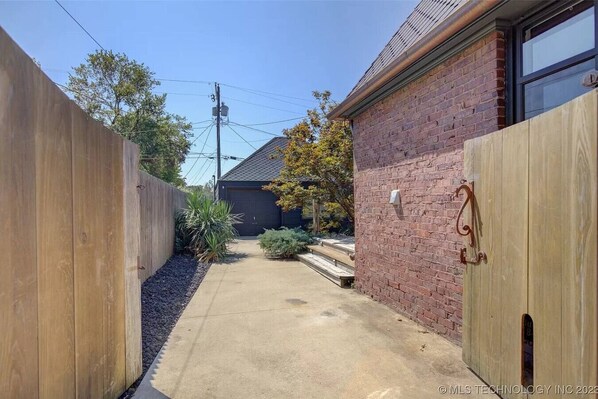 المنطقة المحيطة بالمنشأة