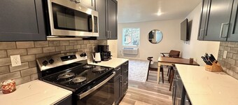 Centrally Located Cozy Flat with King bed