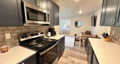 Centrally Located Cozy Flat with King bed