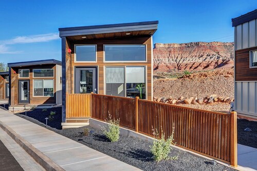 Accessible Tiny Home Near  Zion - Pool & Hot Tub