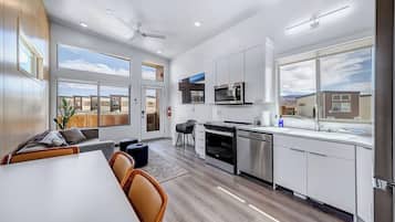 Kühlschrank, Mikrowelle, Ofen, Herdplatte