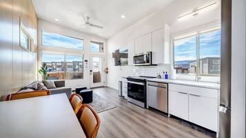 Réfrigérateur, micro-ondes, four, plaque de cuisson