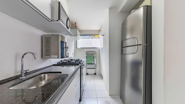 A compact kitchen with a gas stove, stainless steel sink, and a refrigerator. - Cozy Apartment Near Maceio Beach Eaa805 (Maceió)