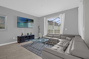 Living area - Luxury Davenport Home Perfect Family (Davenport)