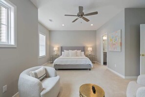 4 bedrooms, iron/ironing board, WiFi, bed sheets - 4BR home w/ workspace & parking (Oxford)