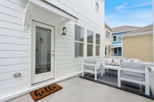 4BR home with  workspace & parking