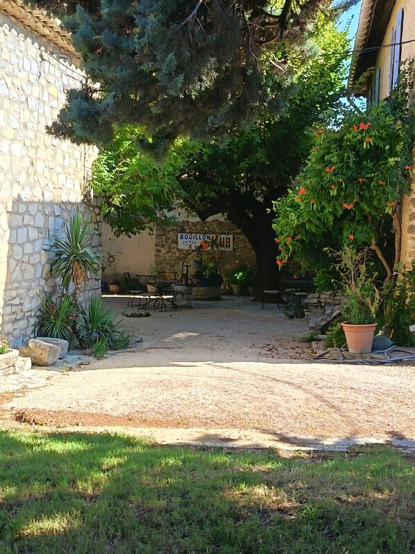 Property grounds - Le clos des Pigières P'tit Gîte in the countryside 2 mn from Vaison la Romaine (Vaison la Romaine)